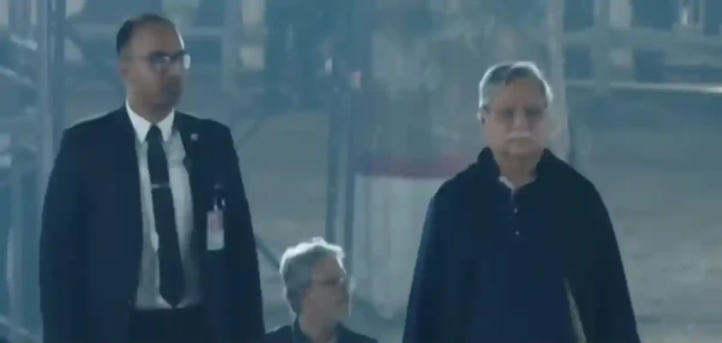 কেন্দ্রীয় শহীদ মিনারের বেদিতে ভাষাশহীদদের প্রতি পুষ্পস্তবক অর্পণ করে শ্রদ্ধা জানাচ্ছেন রাষ্ট্রপ্রধানগণ।