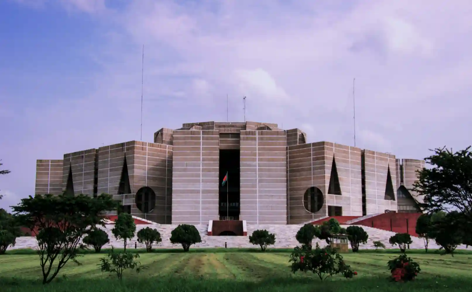 বাংলাদেশের রাজনীতি কখনো গণতন্ত্রের সুশীতল বাতাস পেয়েছে, আবার কখনো সামরিক শাসন ও স্বৈরাচারের কবলে পড়েছে।