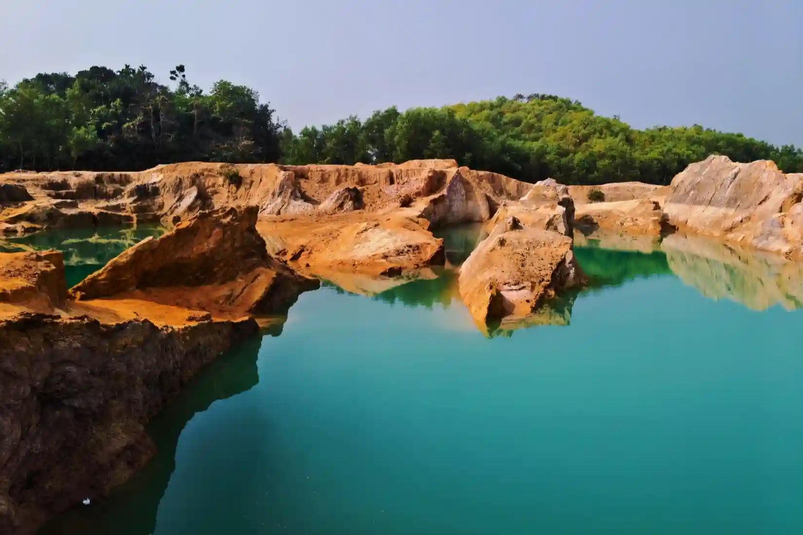 পাহাড়, নদী, ঝর্ণা আর হাওরের এক অপূর্ব মিতালী নেত্রকোনা। ভারতের মেঘালয় সীমান্তঘেঁষা উত্তরের এই জেলাটি যেন প্রকৃতির নিপুণ হাতে আঁকা এক ক্যানভাস।
